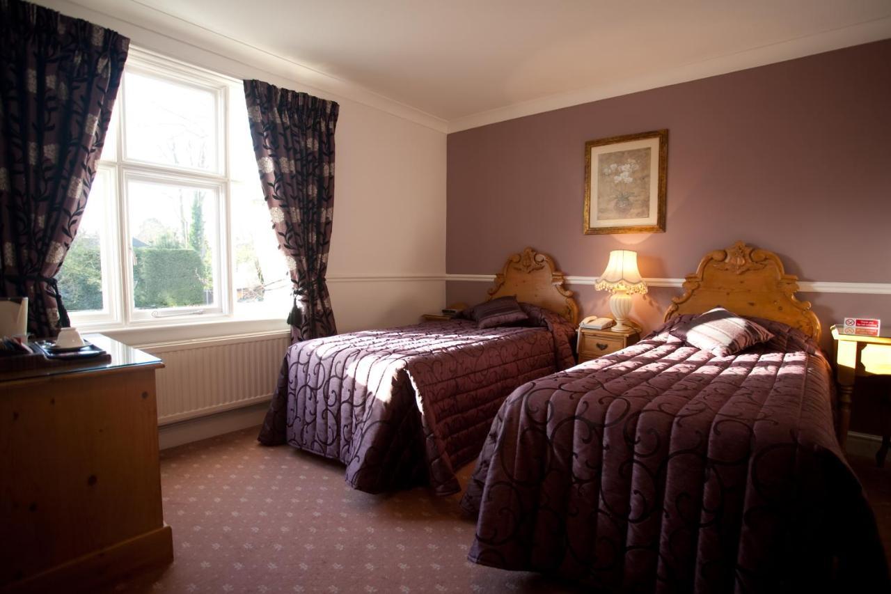 Fines Bayliwick Hotel Бракнелл Екстер'єр фото