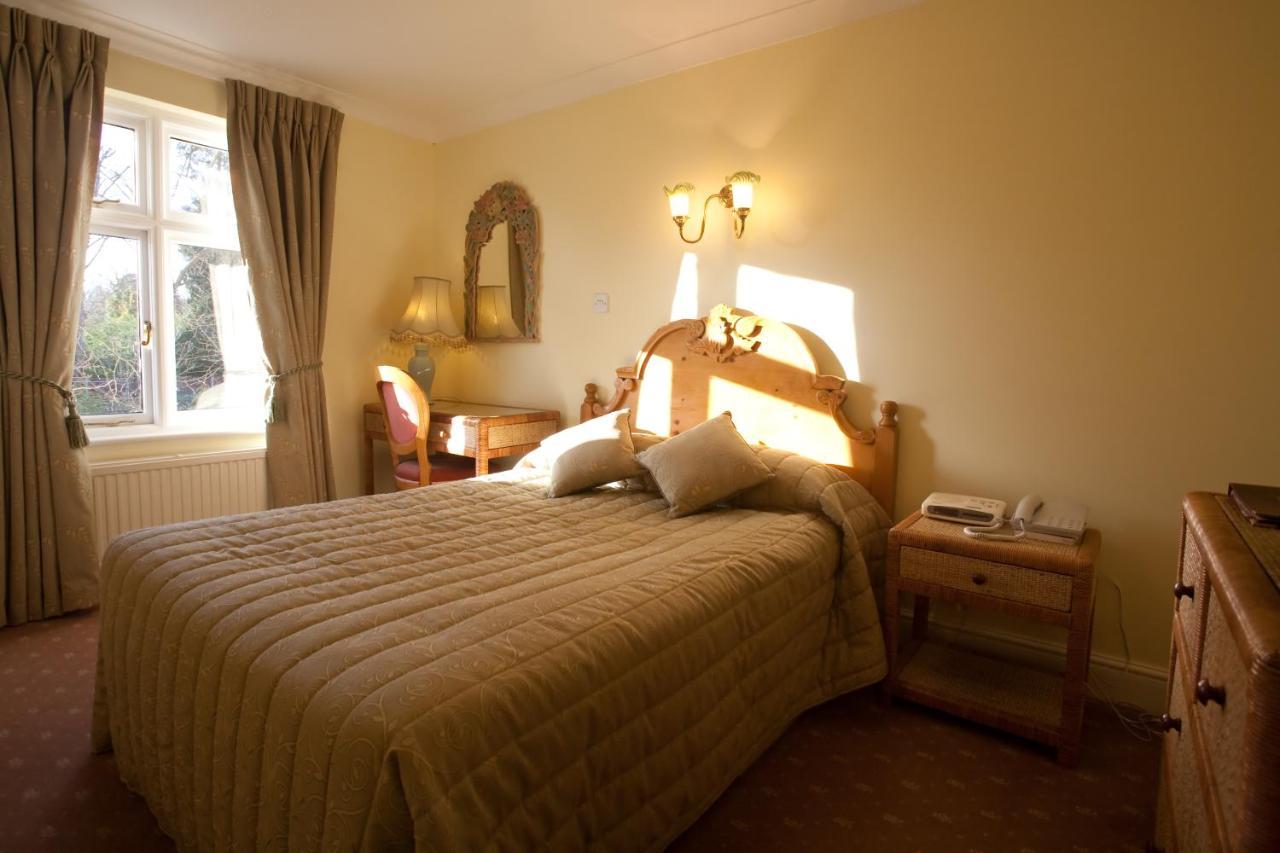 Fines Bayliwick Hotel Бракнелл Екстер'єр фото