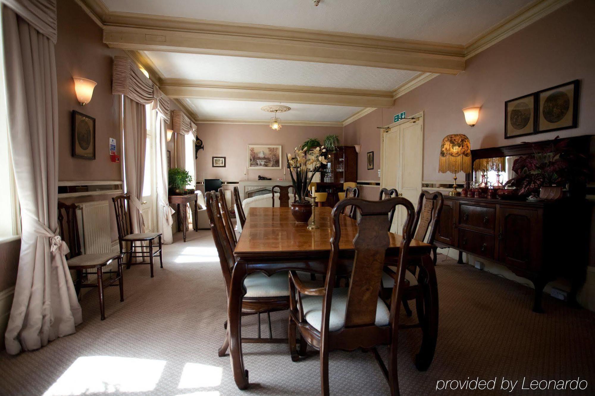 Fines Bayliwick Hotel Бракнелл Екстер'єр фото