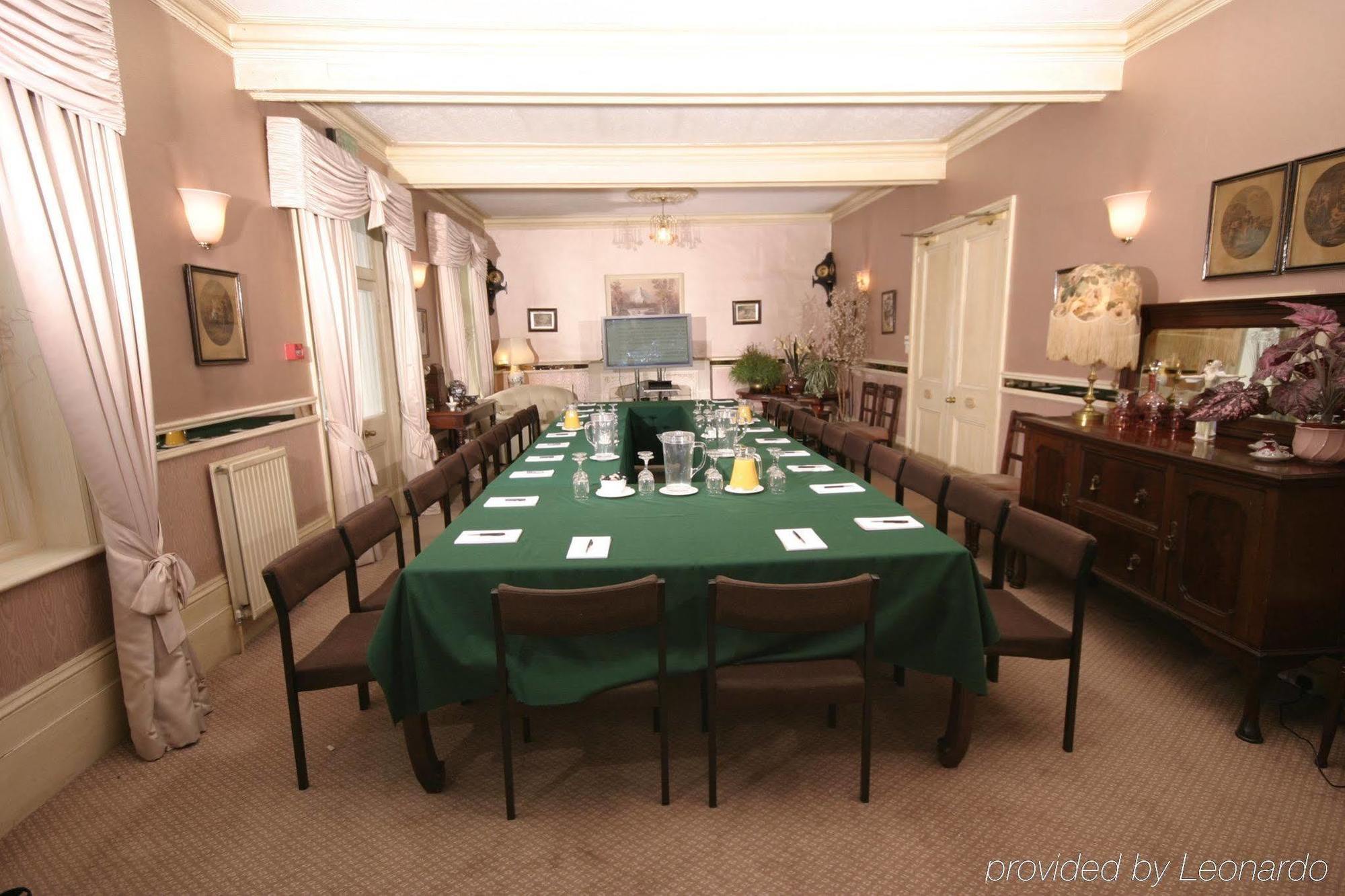 Fines Bayliwick Hotel Бракнелл Екстер'єр фото