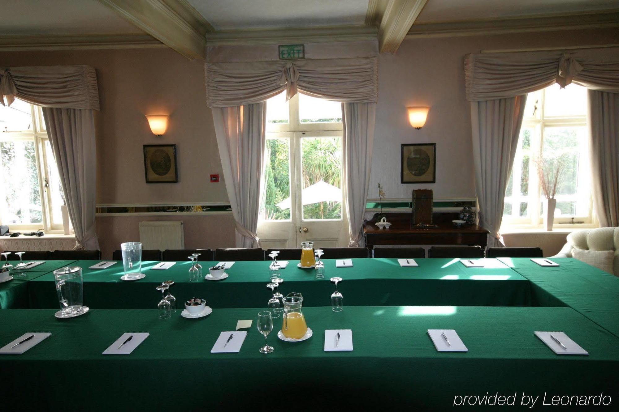 Fines Bayliwick Hotel Бракнелл Екстер'єр фото