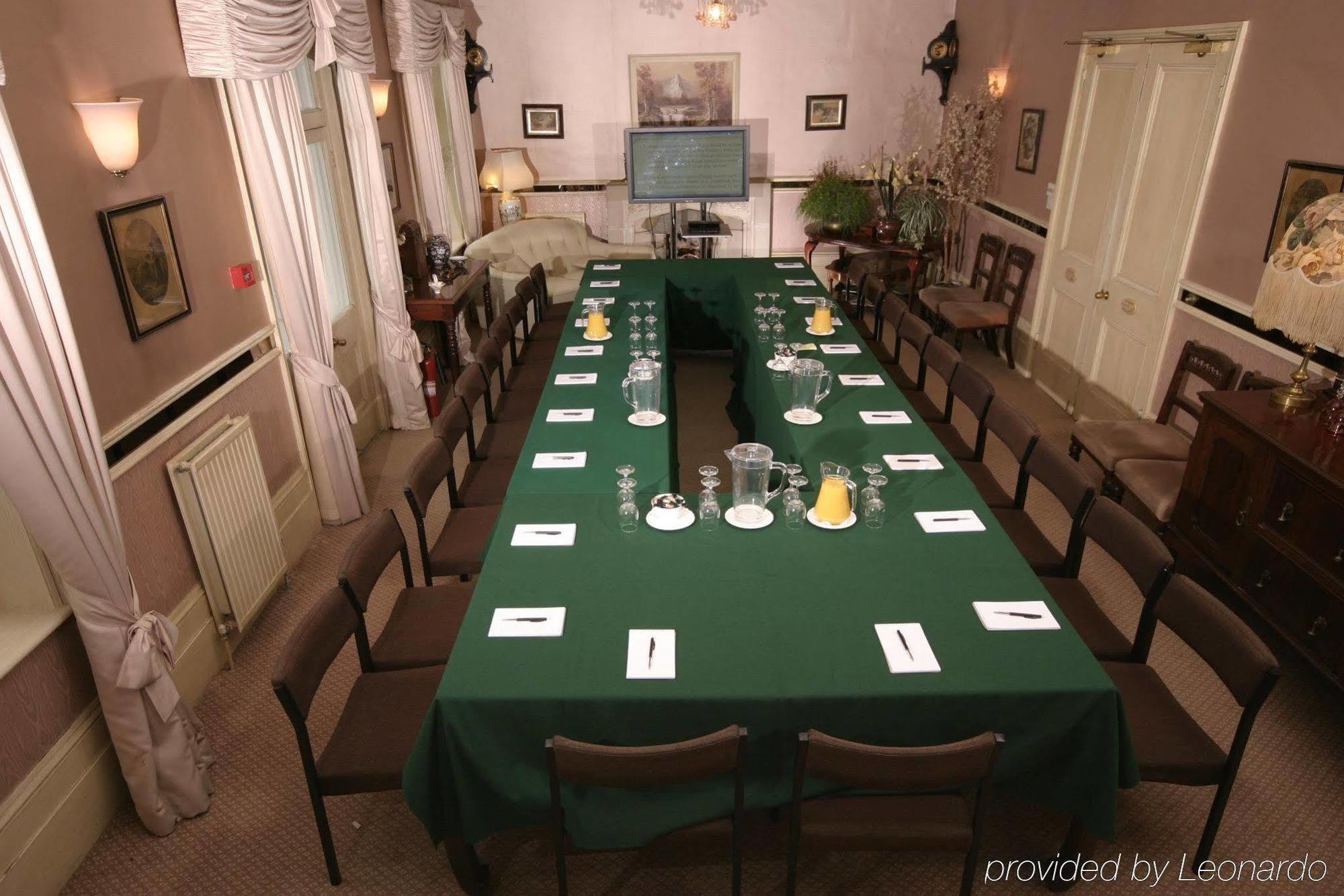 Fines Bayliwick Hotel Бракнелл Екстер'єр фото
