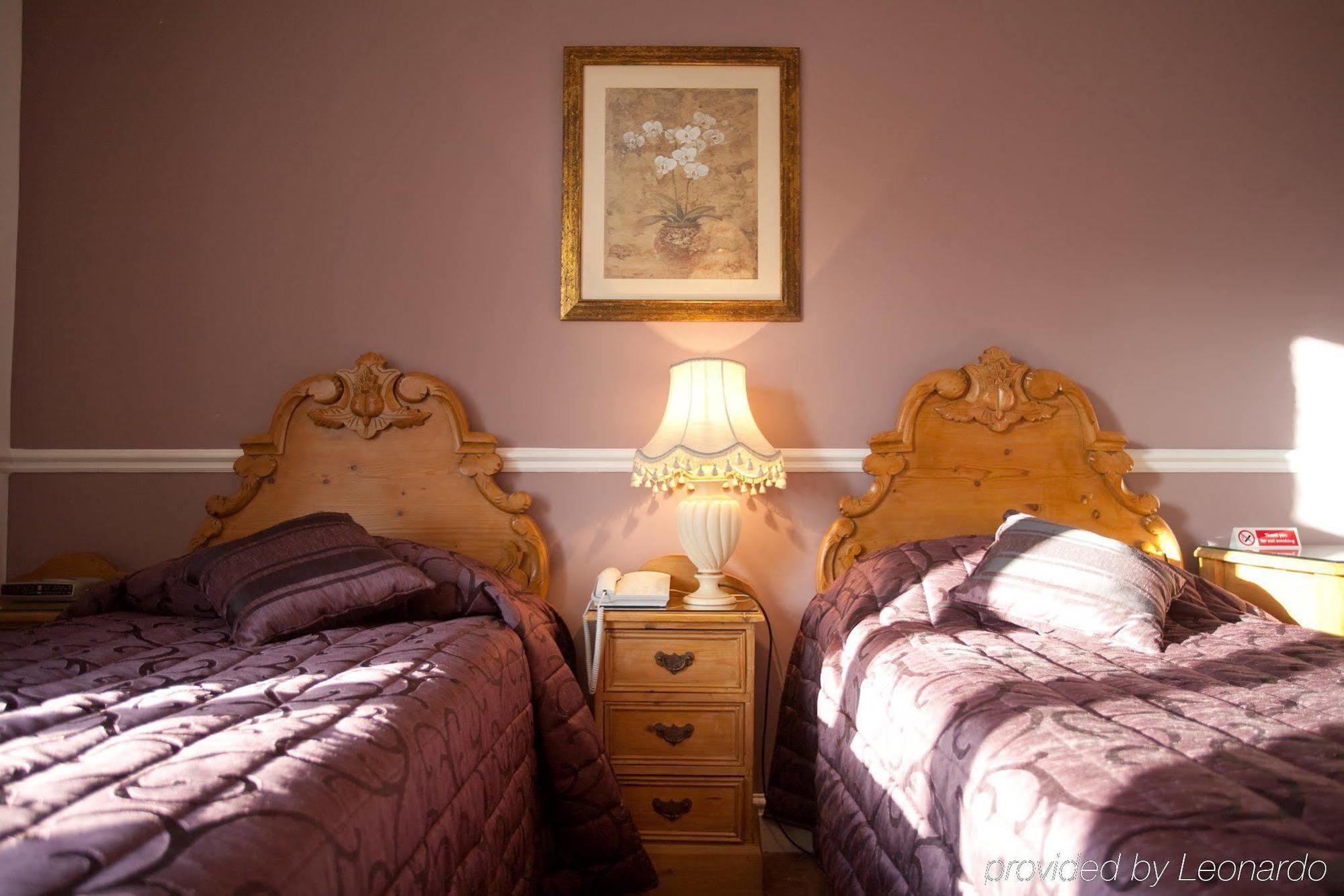 Fines Bayliwick Hotel Бракнелл Екстер'єр фото