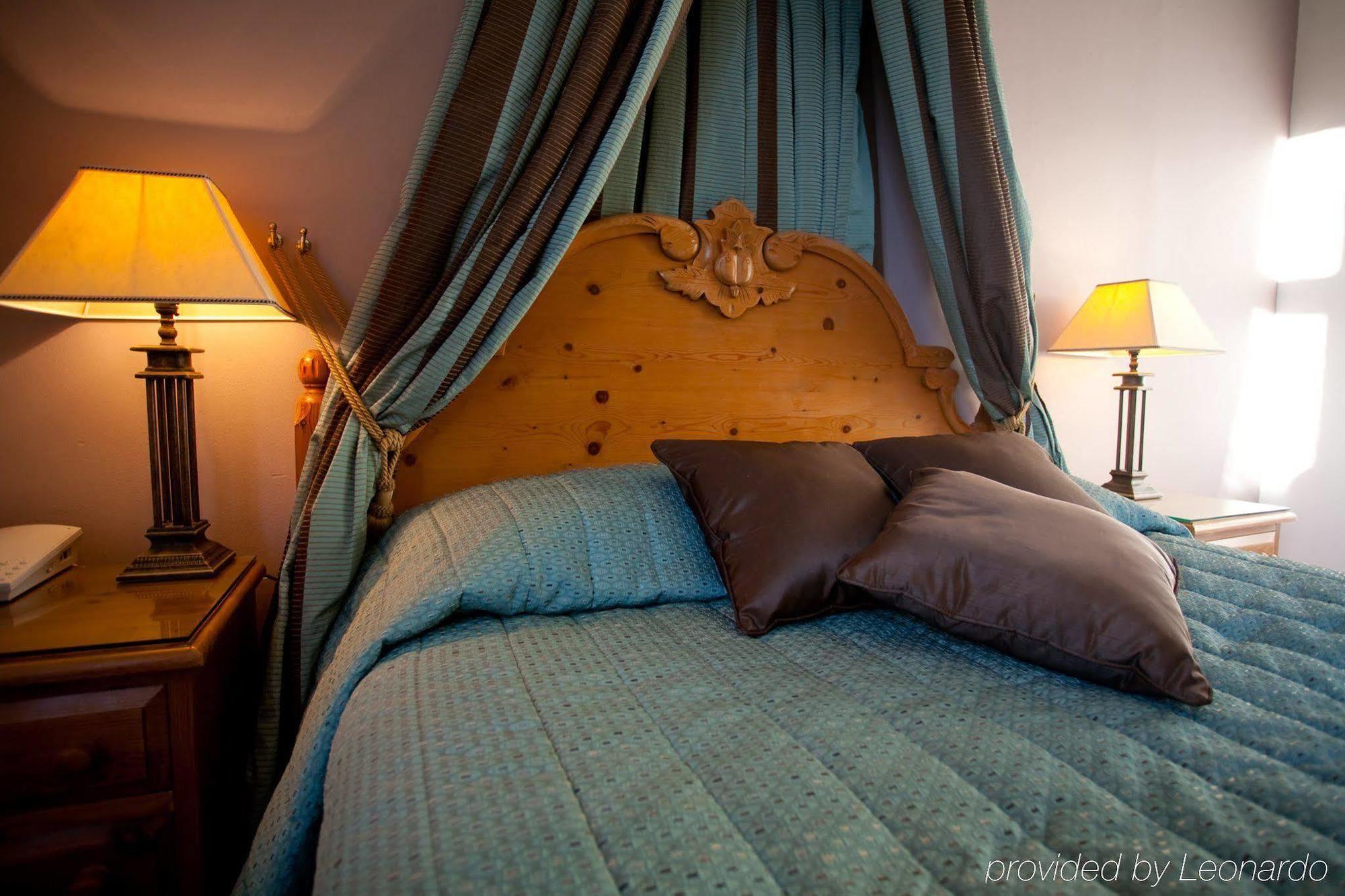 Fines Bayliwick Hotel Бракнелл Екстер'єр фото