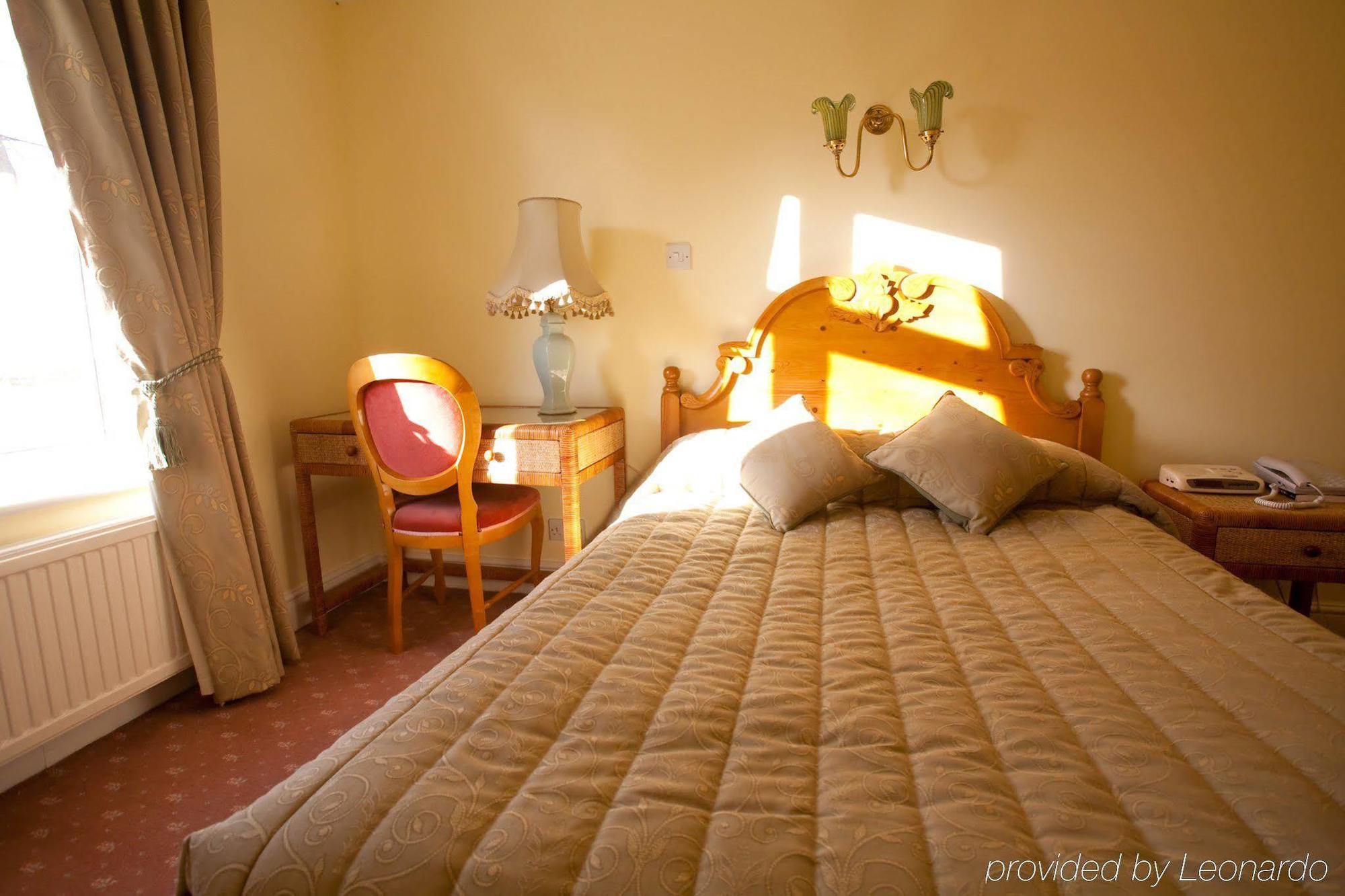 Fines Bayliwick Hotel Бракнелл Екстер'єр фото