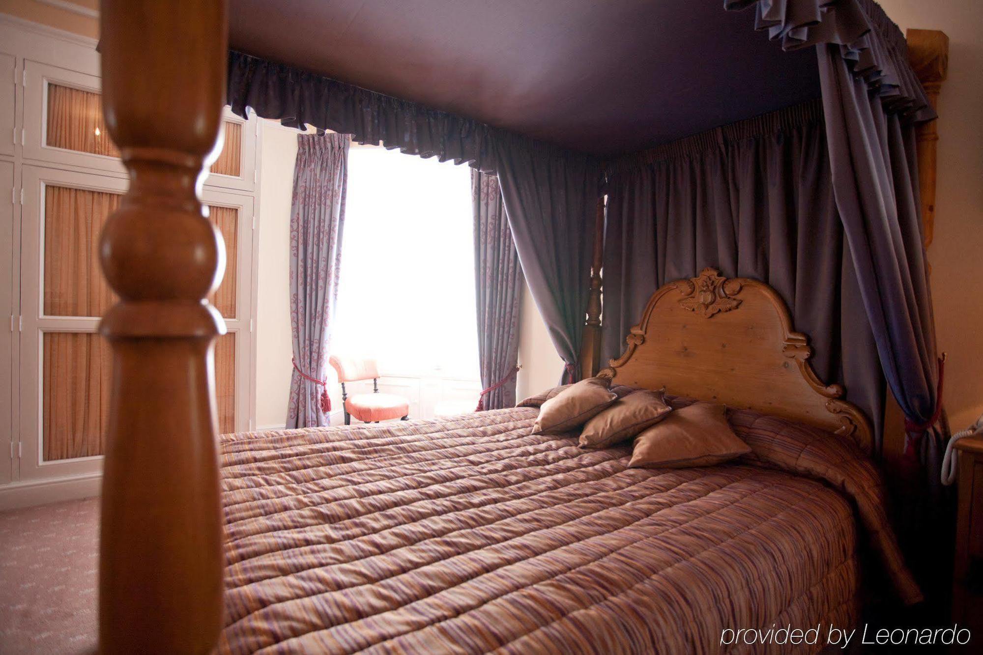 Fines Bayliwick Hotel Бракнелл Екстер'єр фото