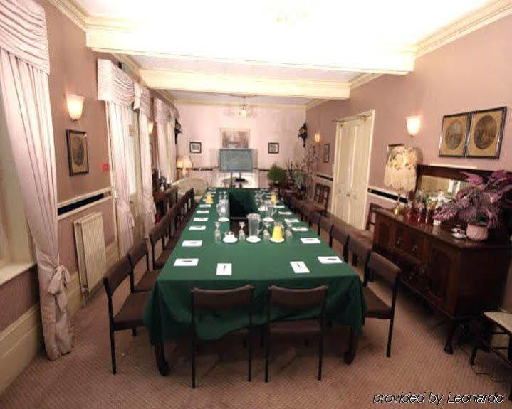 Fines Bayliwick Hotel Бракнелл Екстер'єр фото