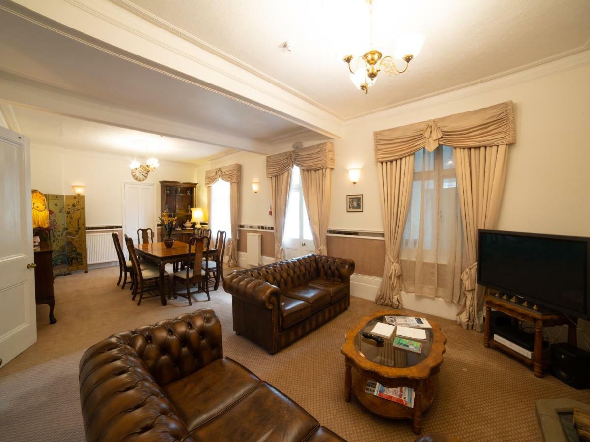 Fines Bayliwick Hotel Бракнелл Екстер'єр фото