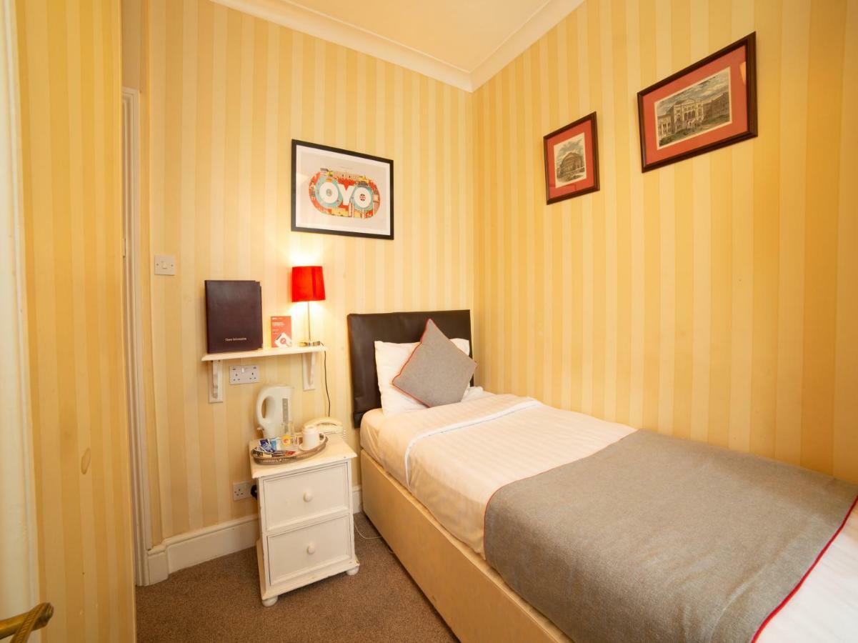 Fines Bayliwick Hotel Бракнелл Екстер'єр фото