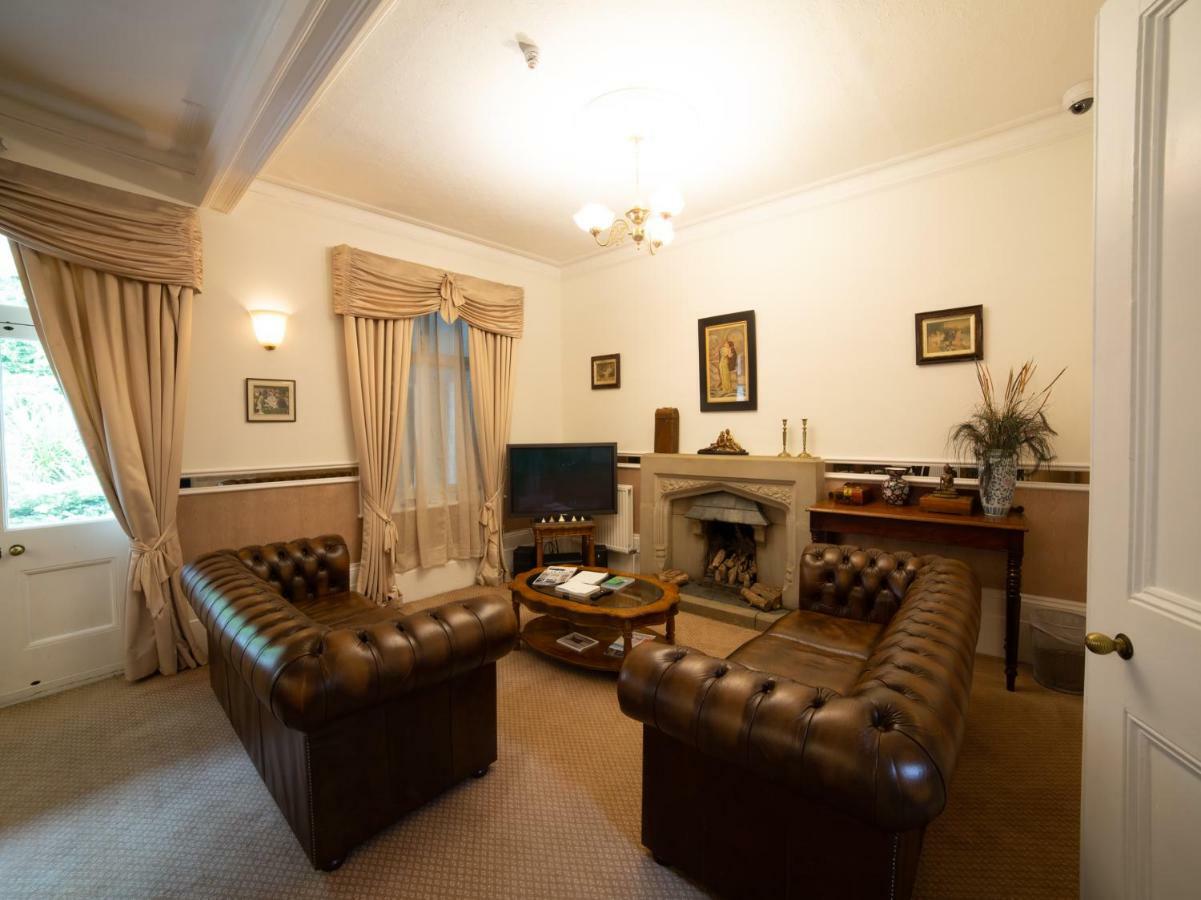 Fines Bayliwick Hotel Бракнелл Екстер'єр фото