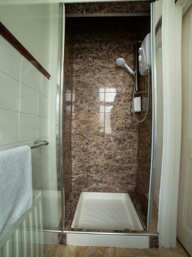 Fines Bayliwick Hotel Бракнелл Екстер'єр фото