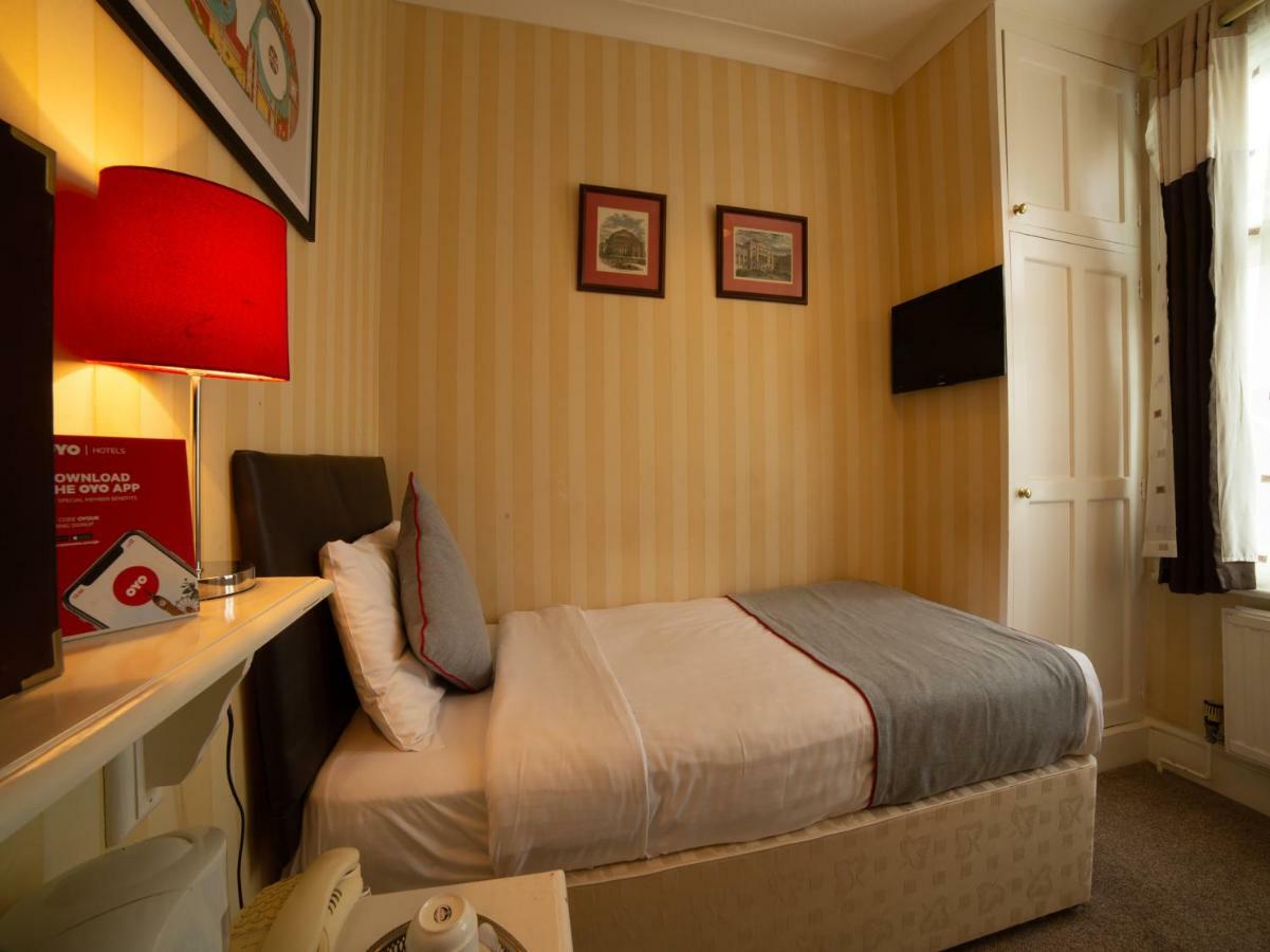 Fines Bayliwick Hotel Бракнелл Екстер'єр фото