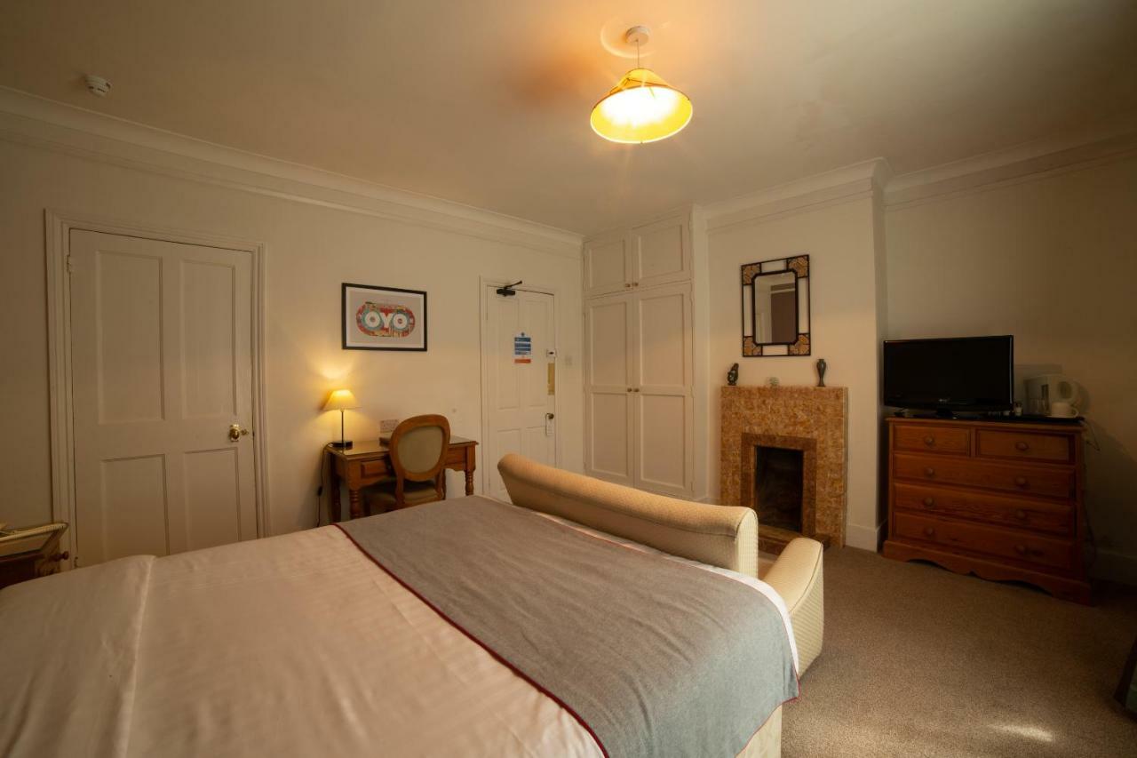 Fines Bayliwick Hotel Бракнелл Екстер'єр фото