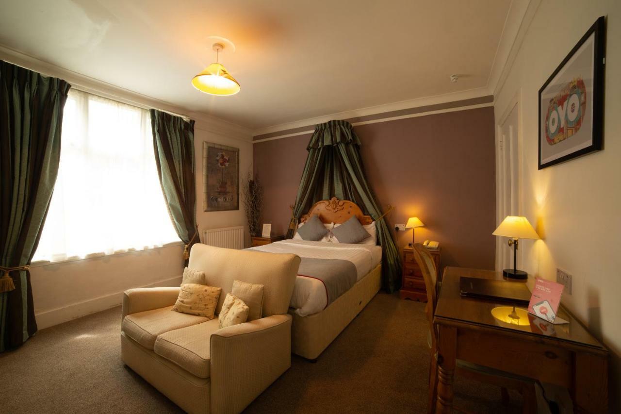 Fines Bayliwick Hotel Бракнелл Екстер'єр фото