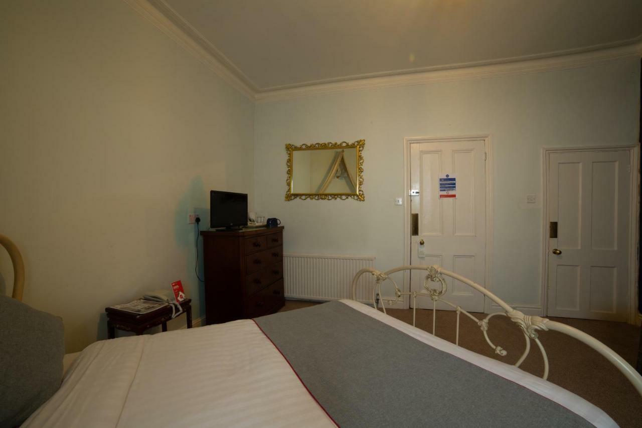 Fines Bayliwick Hotel Бракнелл Екстер'єр фото