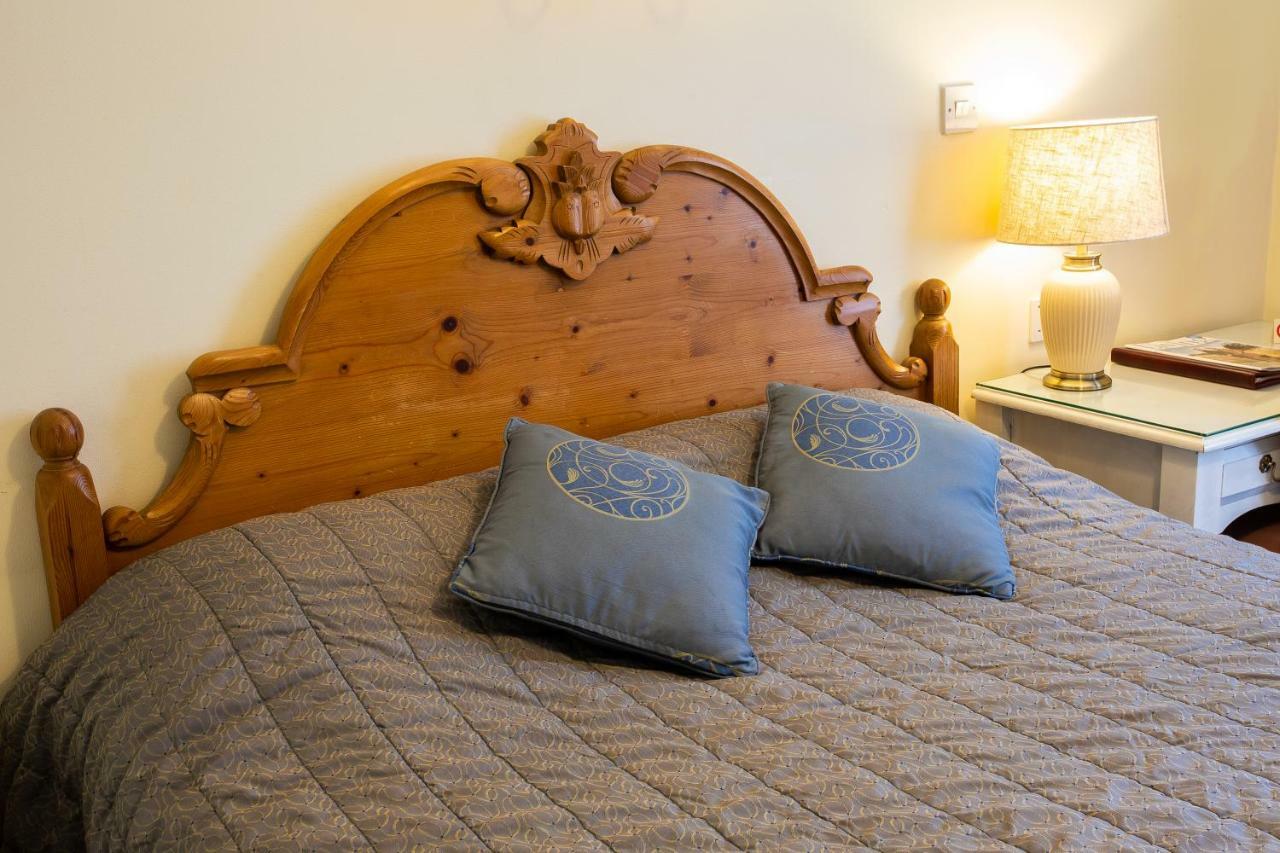 Fines Bayliwick Hotel Бракнелл Екстер'єр фото