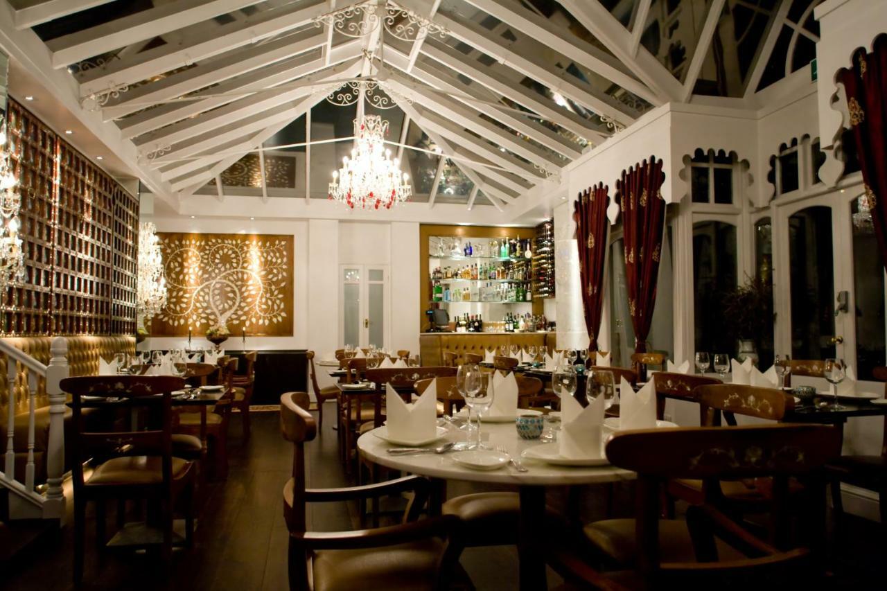 Fines Bayliwick Hotel Бракнелл Екстер'єр фото