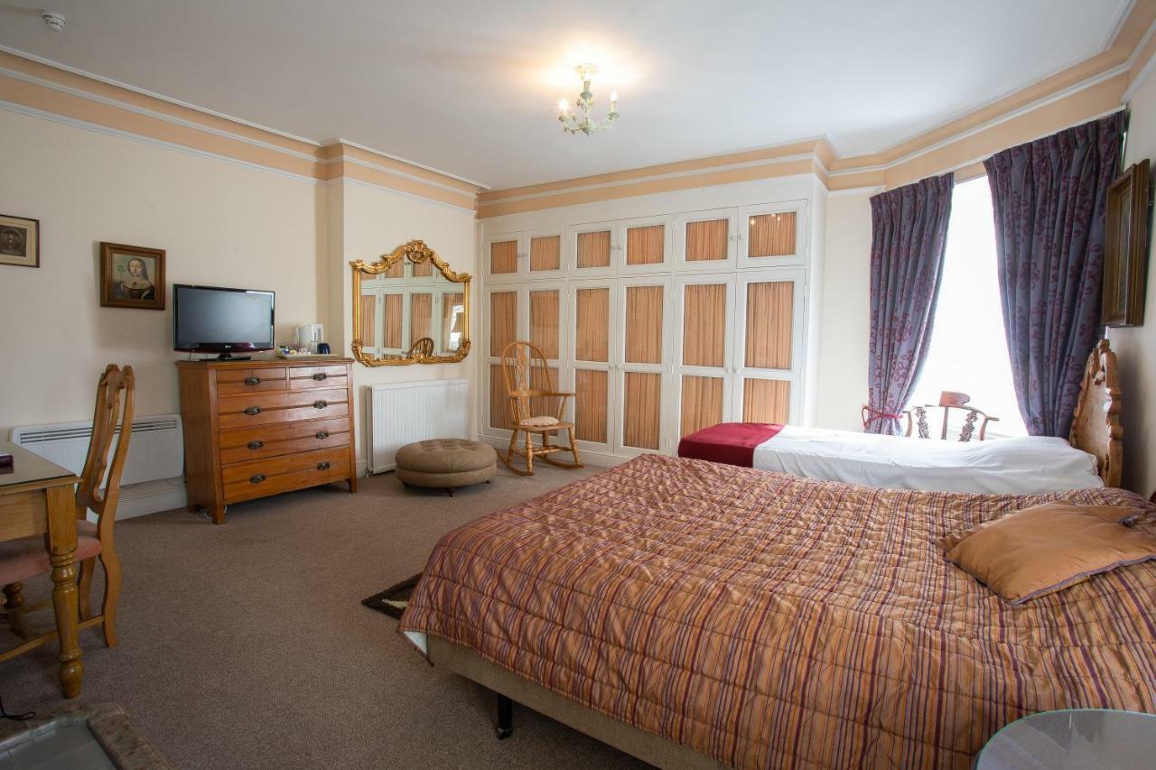 Fines Bayliwick Hotel Бракнелл Екстер'єр фото