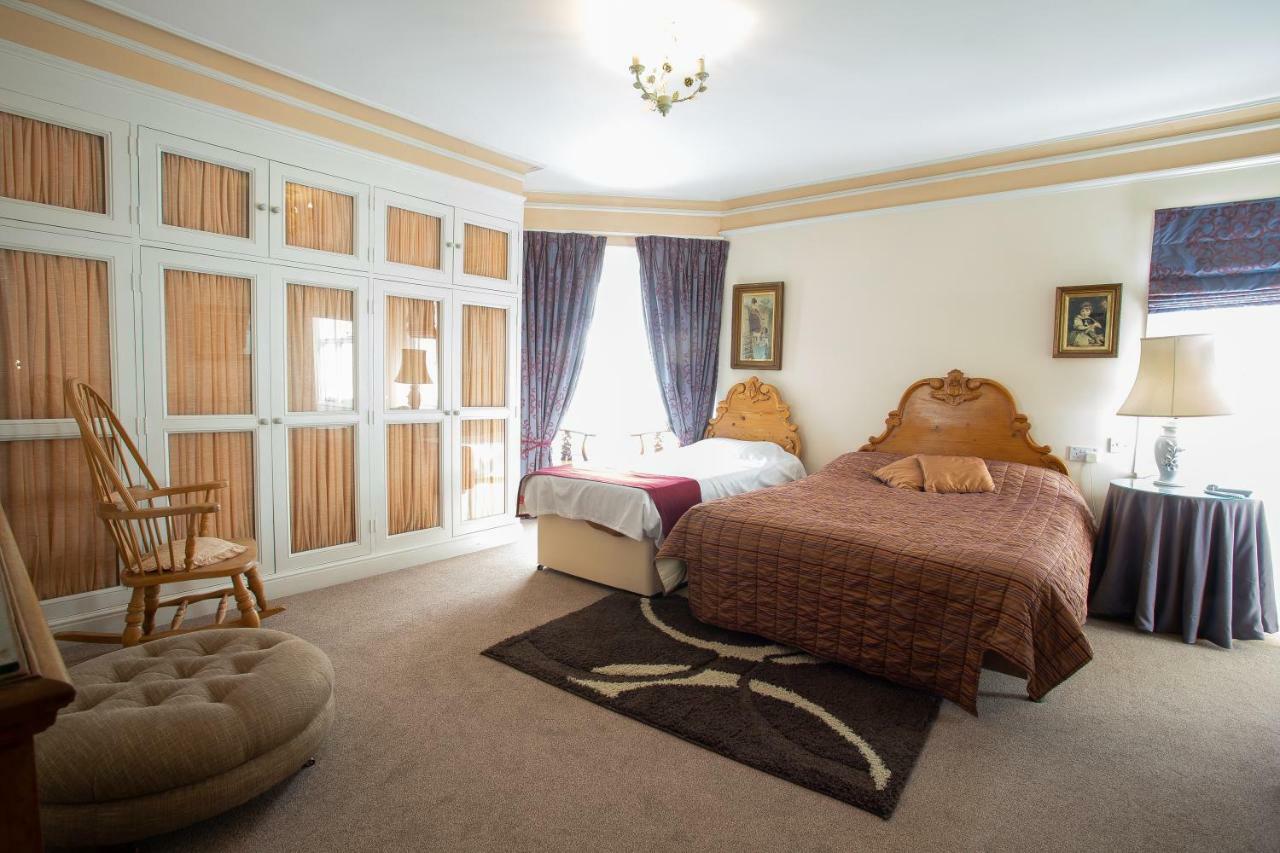 Fines Bayliwick Hotel Бракнелл Екстер'єр фото