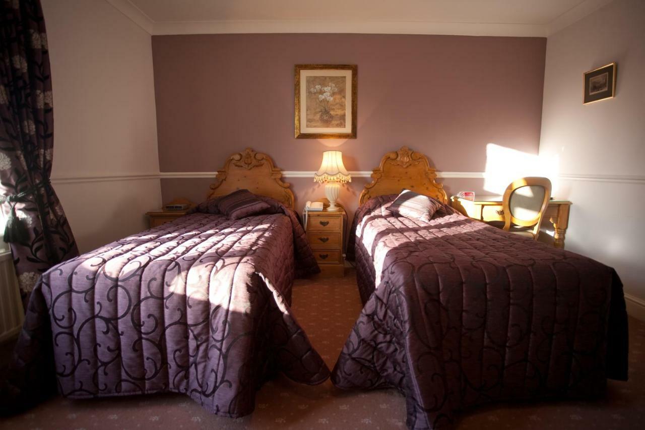 Fines Bayliwick Hotel Бракнелл Екстер'єр фото