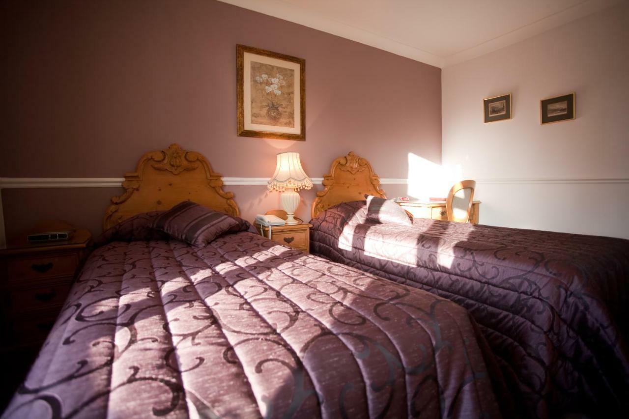 Fines Bayliwick Hotel Бракнелл Екстер'єр фото