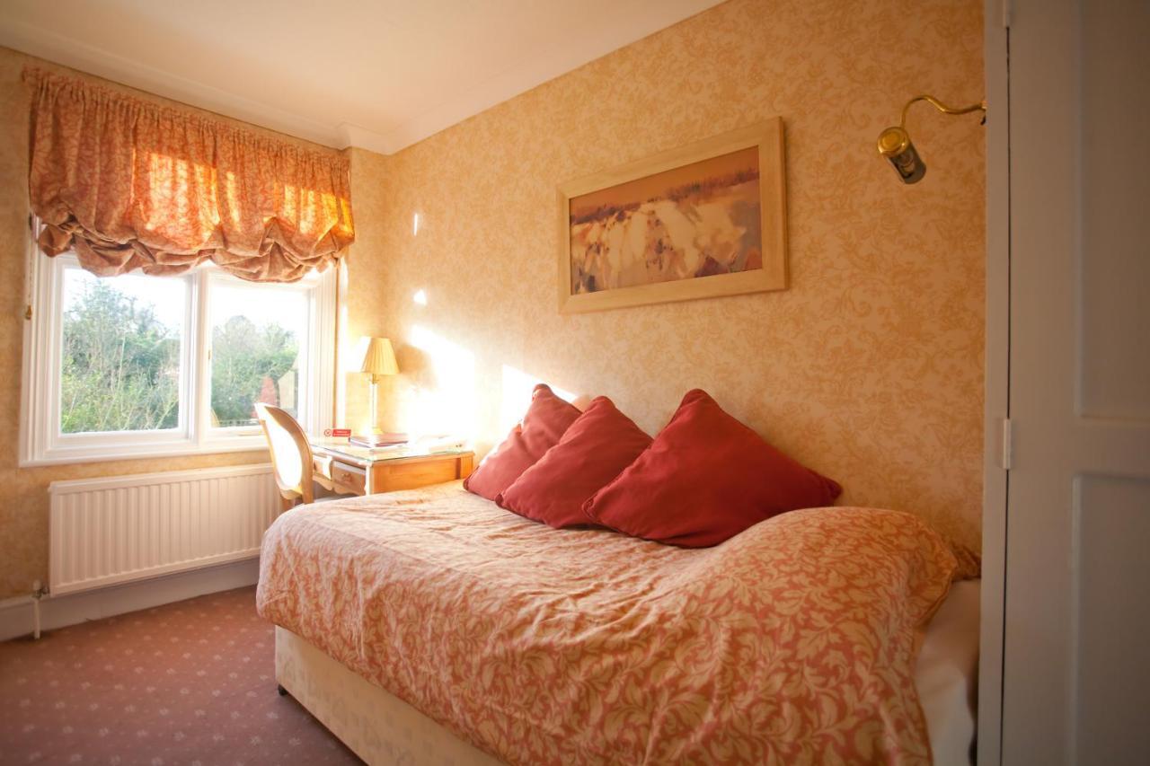 Fines Bayliwick Hotel Бракнелл Екстер'єр фото
