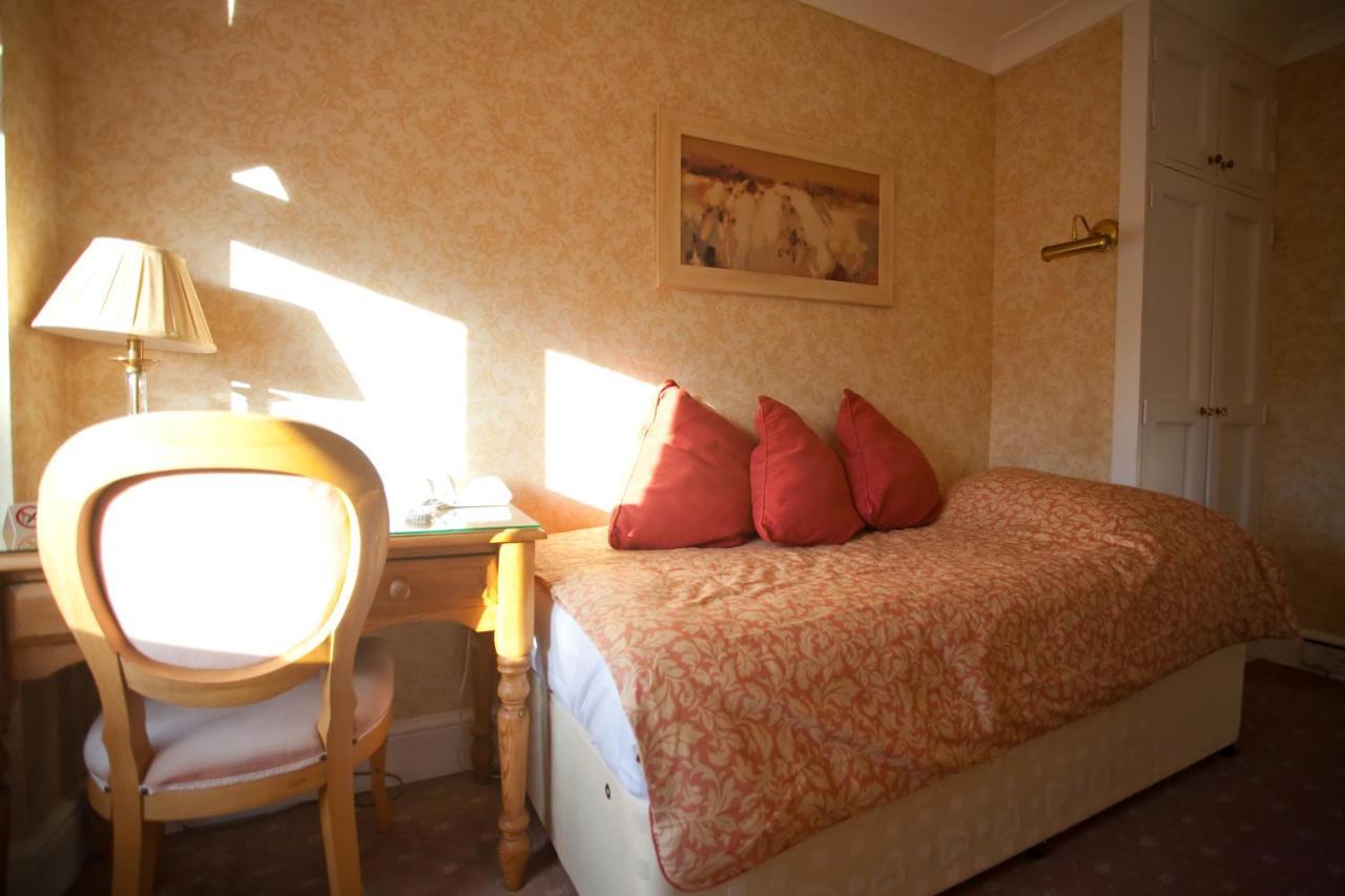 Fines Bayliwick Hotel Бракнелл Екстер'єр фото