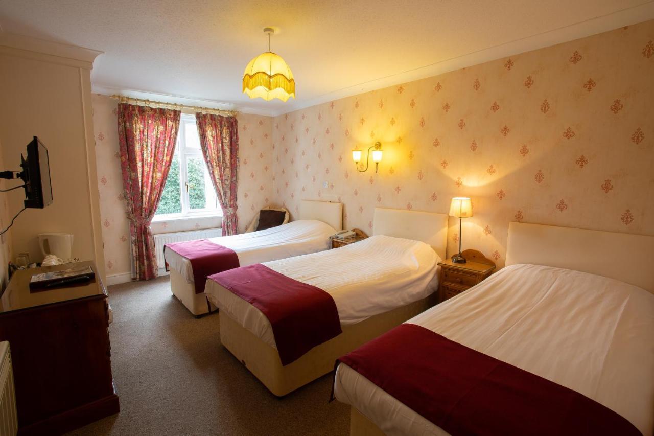 Fines Bayliwick Hotel Бракнелл Екстер'єр фото